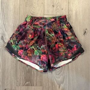 Lululemon Hotty Hot Short Low Rise Lined 4” size 2 Vivid Floral